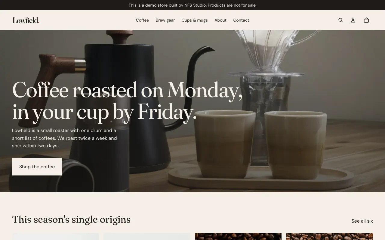Página inicial da Lowfield Coffee Roasters, uma loja Shopify de demonstração, com uma chaleira de café filtrado e duas chávenas num tabuleiro de madeira.